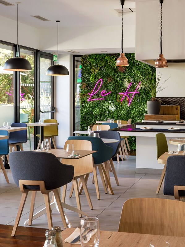 Breakfast and dinner served, local cuisine - Holiday Inn Marseille Airport by IHG (Vitrolles)