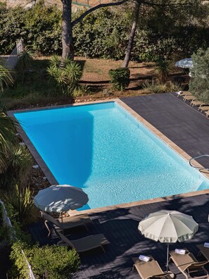 Una piscina al aire libre (de 10:00 a 21:00), sombrillas, tumbonas
