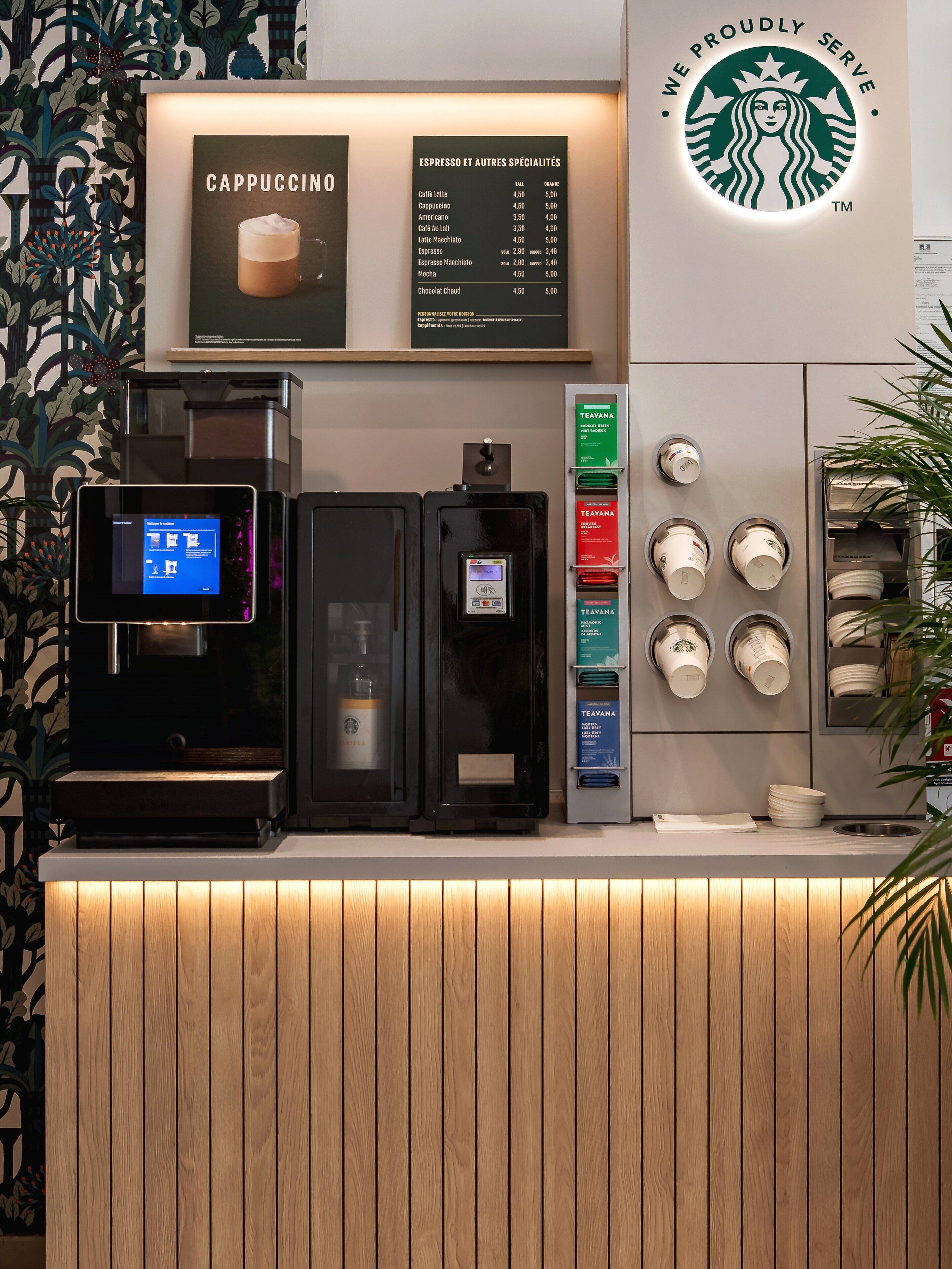 Eine Kaffeemaschine, eine Speisekarte und das Starbucks-Logo.