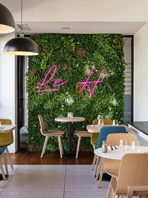 Aamiainen ja illallinen, paikallinen keittiö