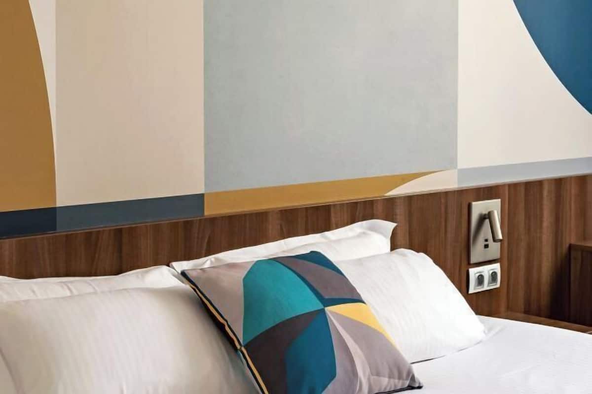 1 bedroom, premium bedding, minibar, desk