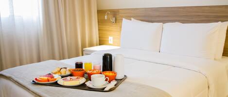 Minibar, caixa forta a l'habitació i escriptori