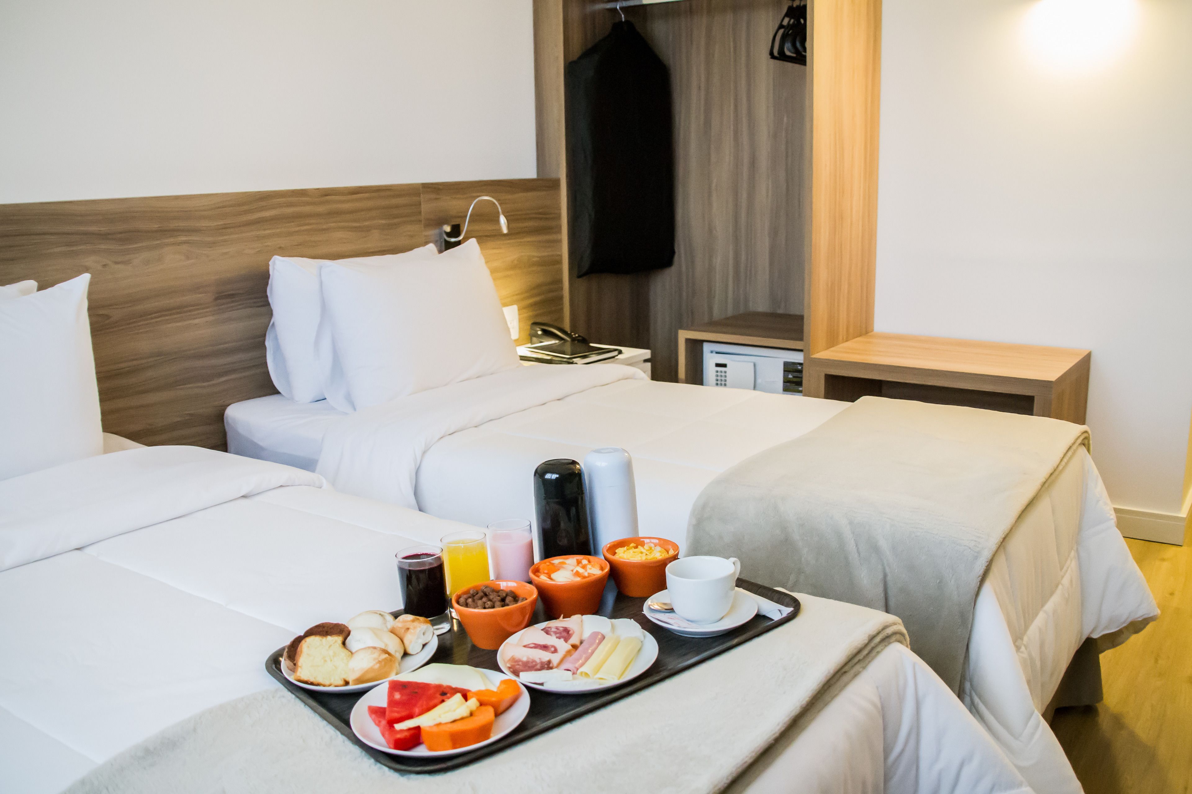 standard twin - 2 camas solteiro | 1 bedroom, minibar, in-room safe, desk