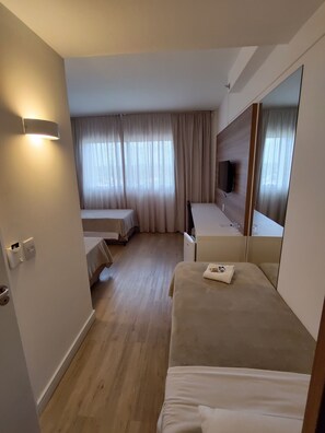 Standard PwD Disability Access Triple - 3 Single Beds | Minibar, in-room safe, desk, soundproofing - Intercity Gravataí (Gravatai)