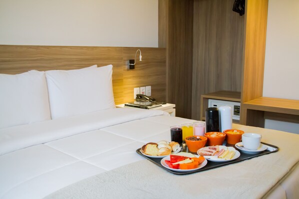 Standard Casal - 1 Cama Casal | Minibar, in-room safe, desk, soundproofing