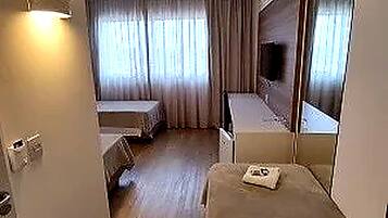 Standard PwD Disability Access Triple - 3 Single Beds | Minibar, caja de seguridad en la habitación y escritorio