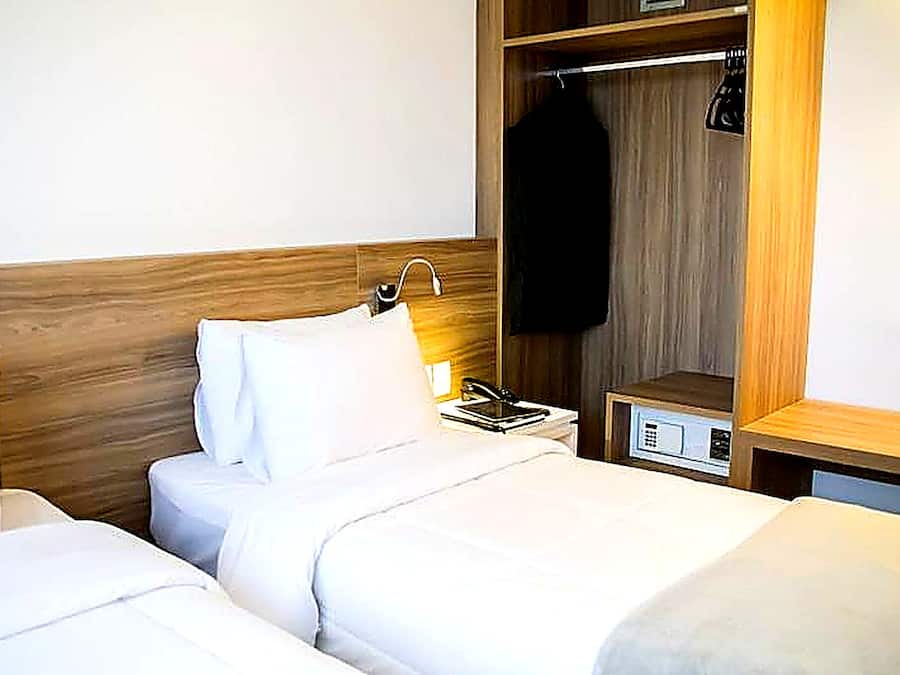 Minibar, safe på rommet, skrivebord og lydisolert