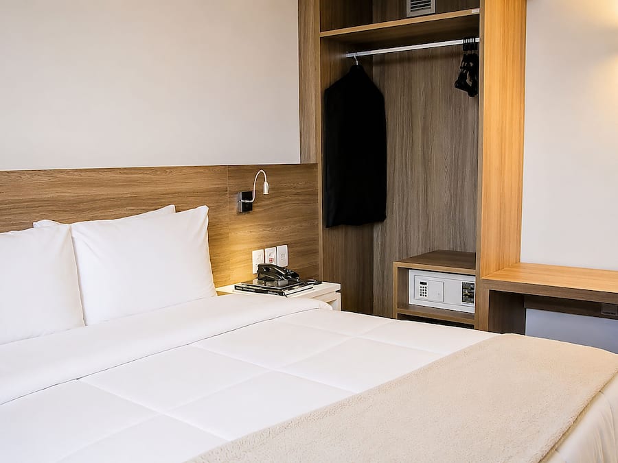 Minibar, brankas, meja kerja, dan kedap suara