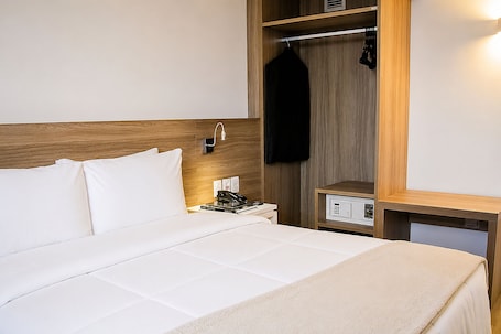 Minibar, in-room safe, desk, soundproofing. Intercity Gravataí