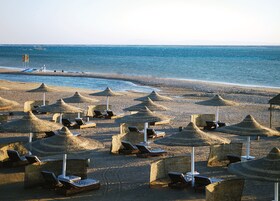 Playa privada, arena blanca, sillas reclinables de playa, sombrillas