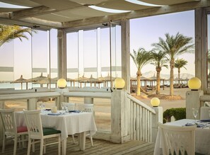 6 restaurants, serveren ontbijt, lunch, diner, internationale gerechten