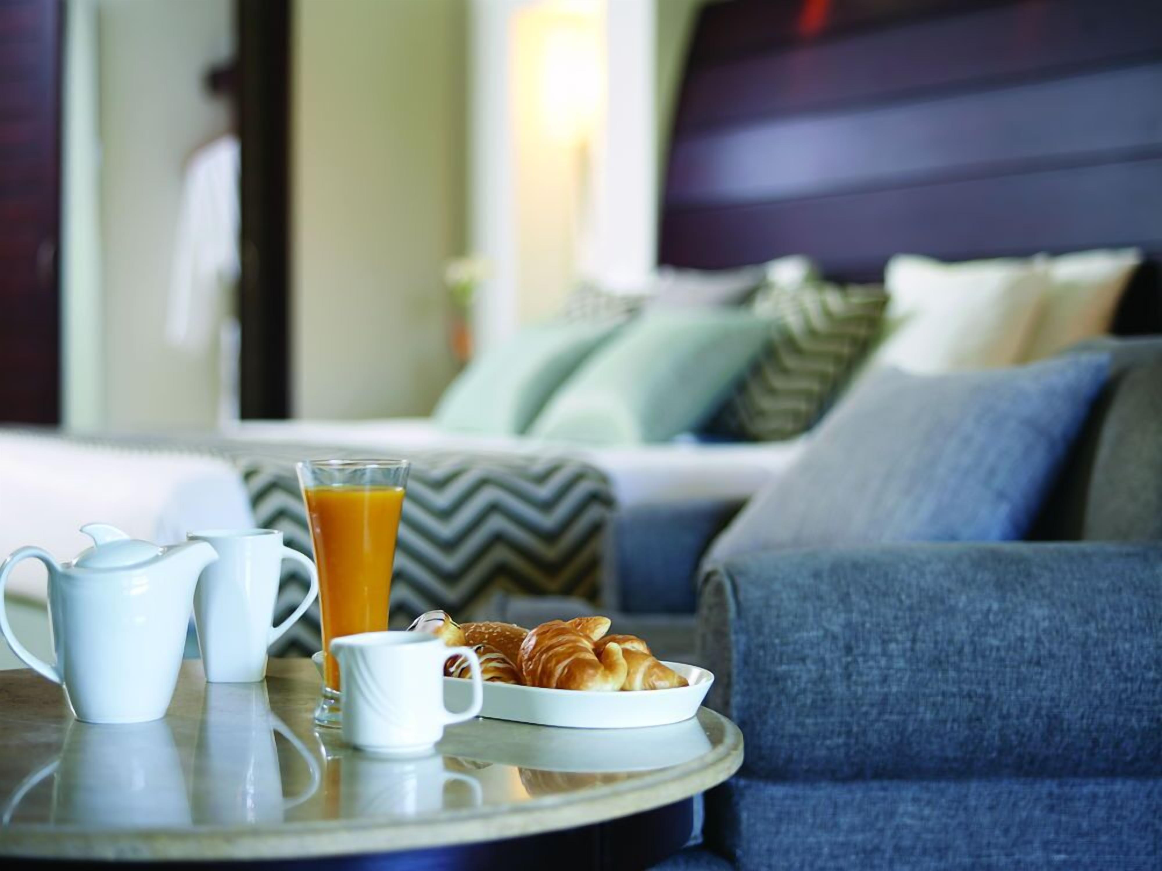 Minibar, caja de seguridad en la habitación, wifi gratis y ropa de cama 