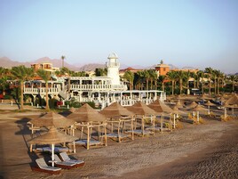 私家海滩、白沙、沙滩椅、海滩遮阳伞