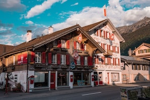 Front of property - Balmers Hostel (Matten bei Interlaken)