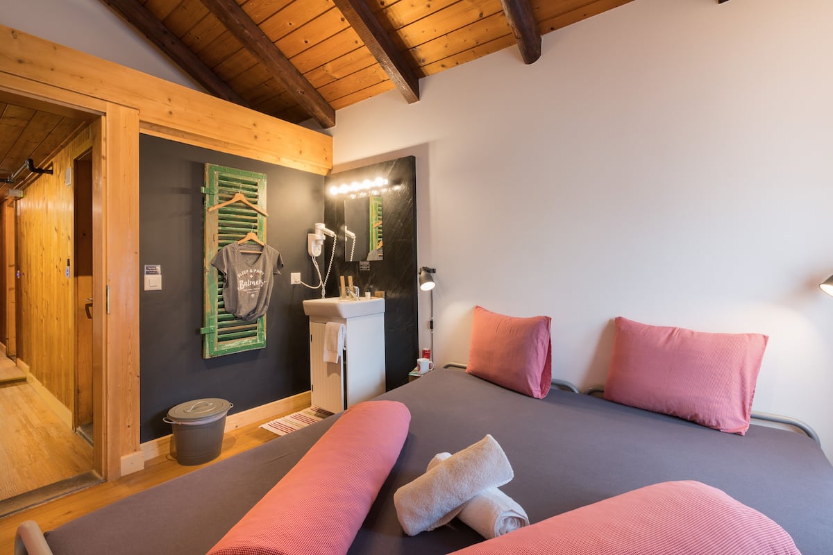 Free WiFi, bed sheets