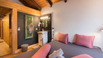 Double Room | Free WiFi, bed sheets