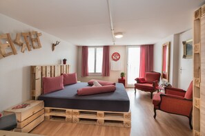 Double Room | Free WiFi, bed sheets - Balmers Hostel (Matten bei Interlaken)