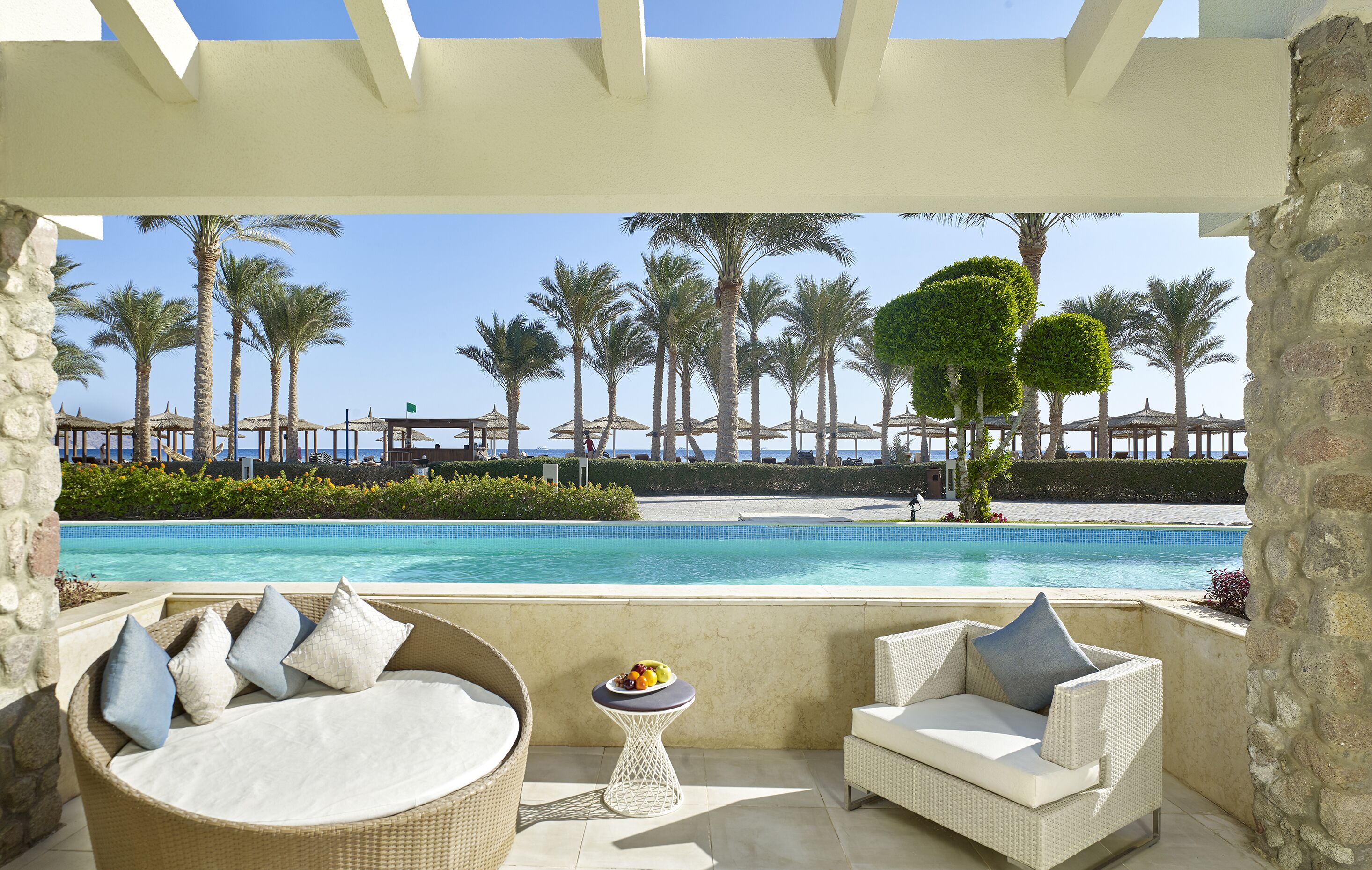 4 hồ bơi ngoài trời, dù/ô trên bãi biển/hồ bơi, ghế dài tắm nắng 