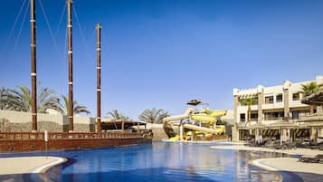4 piscinas al aire libre, sombrillas, sillones reclinables de piscina