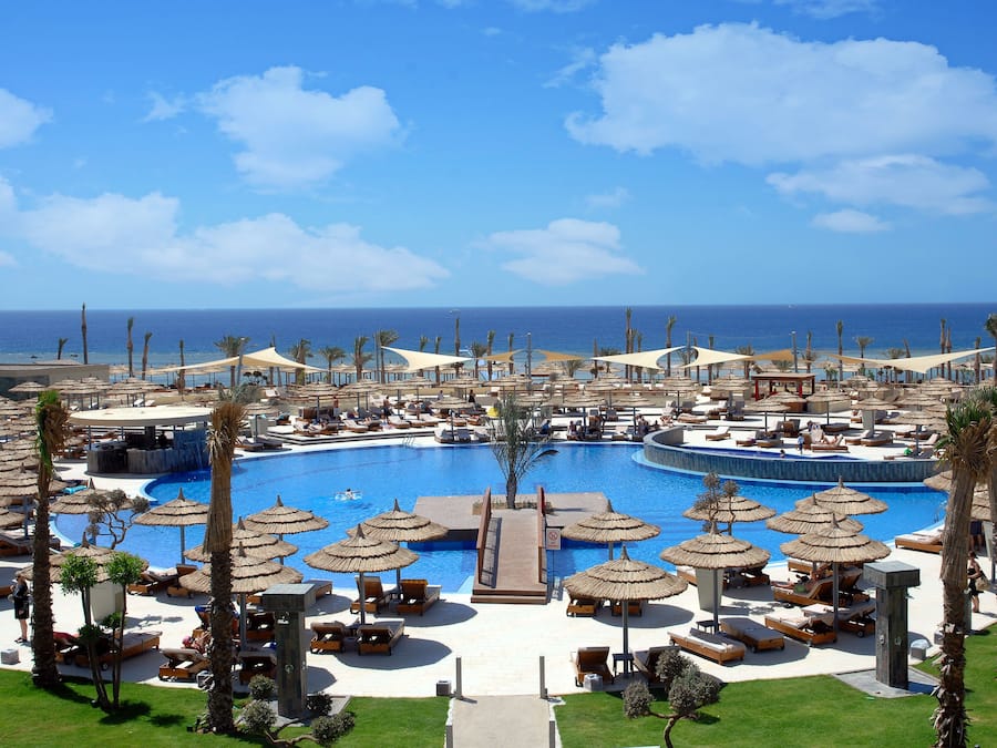 4 piscine all'aperto, ombrelloni da piscina, lettini