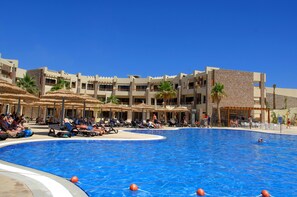 4 outdoor pools, pool umbrellas, pool loungers