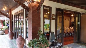 A restaurant with outdoor seating, a brick facade, and decorative lighting. - Kong Garden View Resort (Chiang Rai)