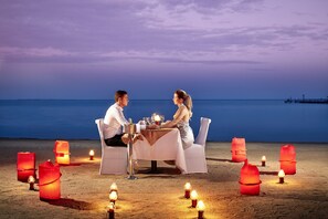 2 restaurants, breakfast, lunch, brunch served; international cuisine 