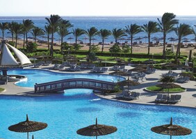 2 piscinas al aire libre, sombrillas, sillones reclinables de piscina