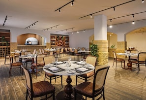 2 restaurantes, café da manhã, culinária internacional