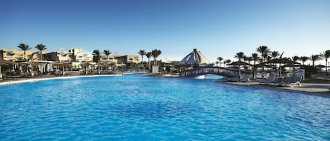 2 piscines extérieures, parasols de plage, chaises longues