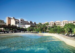 Außenpool, Sonnenschirme, Liegestühle