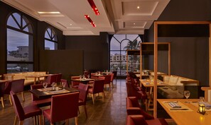 4 restaurants; breakfast, lunch, and dinner served