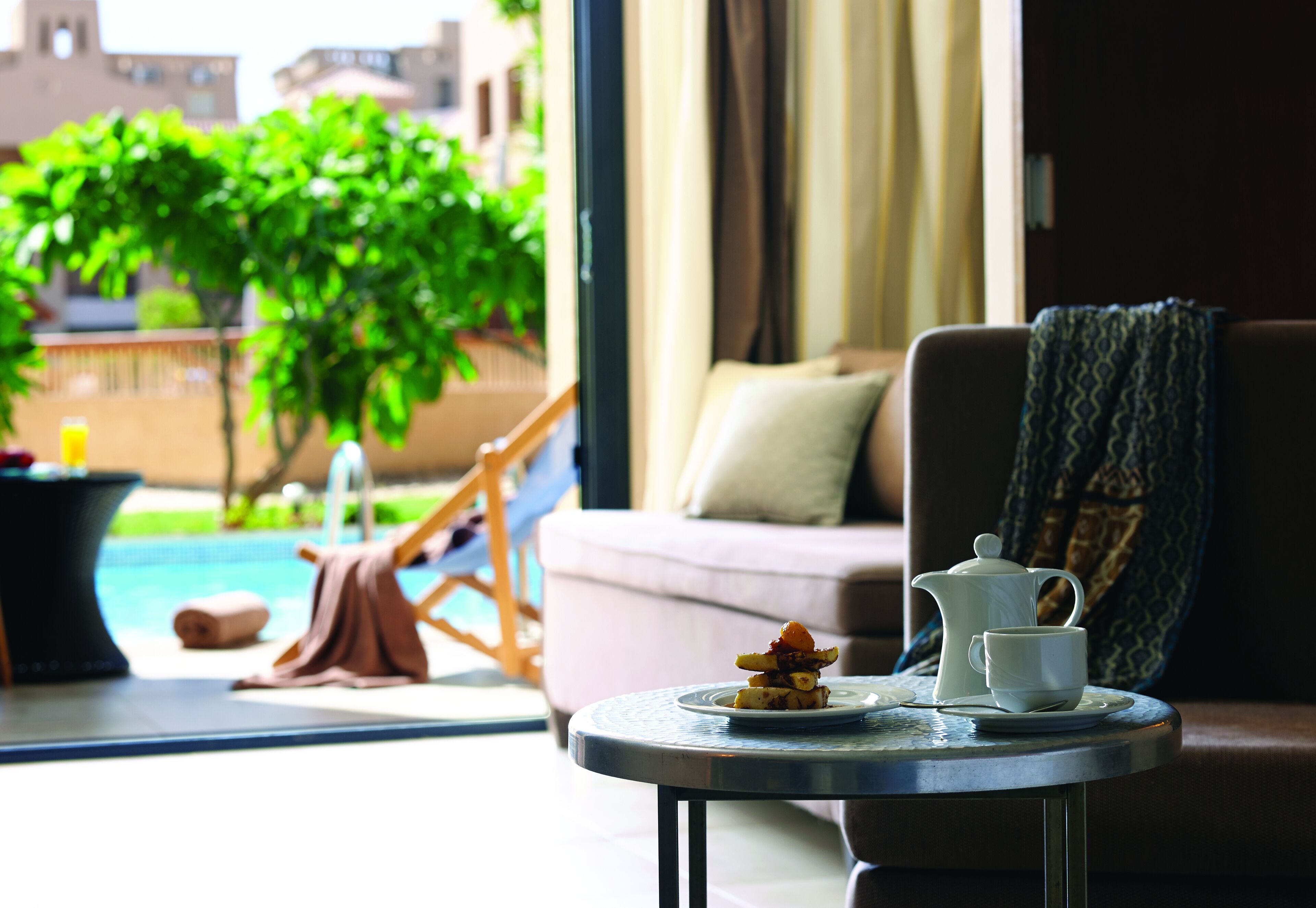 Kamar Keluarga (Swim Up) | Minibar, brankas, meja kerja, dan tirai kedap cahaya