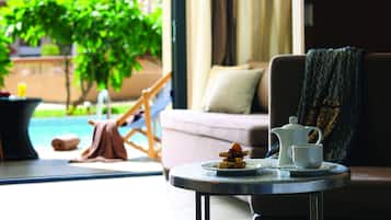 Kamar Keluarga (Swim Up) | Minibar, brankas, meja kerja, dan tirai kedap cahaya