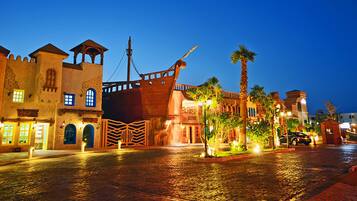 Fachada de la propiedad por la tarde o noche