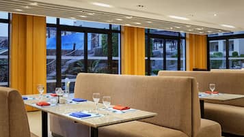 4 restaurants, breakfast, lunch, dinner served; Asian cuisine