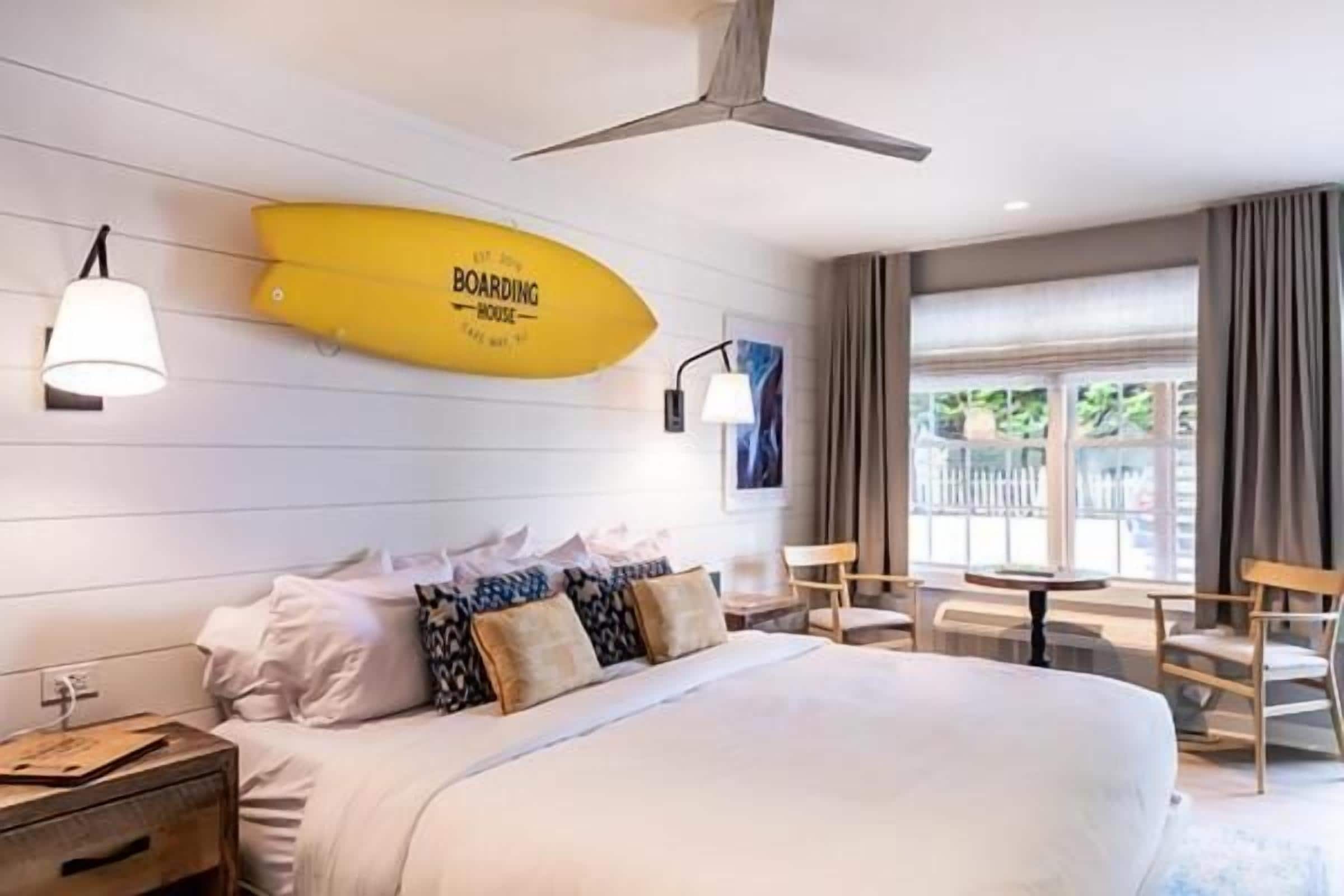 أغطية فراش متميزة وأسرّة بطبقة علوية مريحة وخزنة داخل الغرفة ومكتب