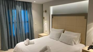 Superior-Apartment, eigener Pool | Zimmersafe, Schreibtisch, kostenloses WLAN