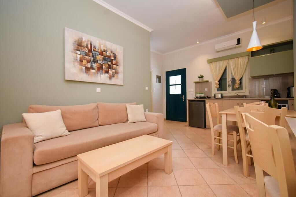 Una sala de estar con un sofá, una mesa de centro y un comedor con sillas y una mesa.