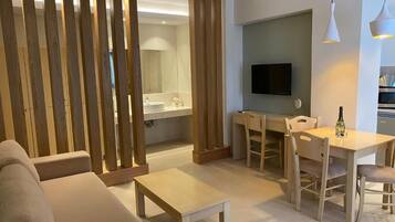 Superior Apartment, Private Pool | Private kitchenette
