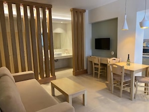Departamento superior, alberca privada | Cocineta privada | Refrigerador, microondas, parrilla de estufa y cafetera y tetera 