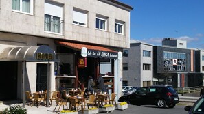 Petit déjeuner et déjeuner servis sur place, spécialités Cuisine locale