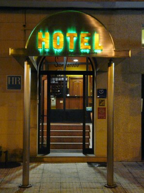 A hotel entrance with a neon sign reading "HOTEL" and "San Jacobo". - Hotel San Jacobo (Santiago de Compostela)