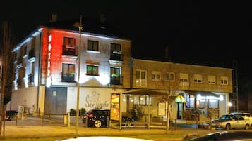 Fachada da propriedade à noite