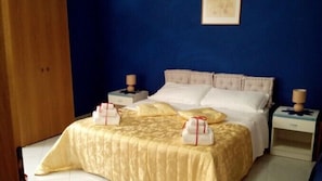 Premium bedding, desk, iron/ironing board, free WiFi