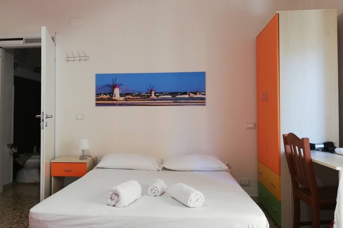 Premium bedding, desk, iron/ironing board, free WiFi