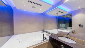 Superior Double Room, 1 King Bed (Direct access) | Bathroom