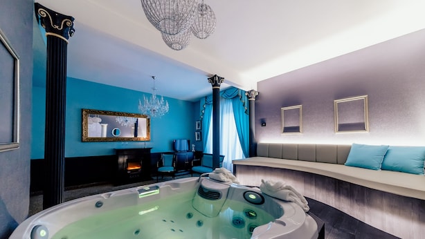 A modern bathroom with a large bathtub, a vanity, and a mirror. - Diamante Mhotel (Collegno)