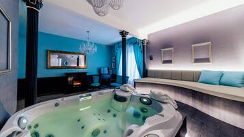 Luxury Studio Suite, 1 King Bed (Direct access) | Private spa tub