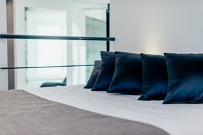 Suite estudio de lujo, 1 cama King size (Direct access) | Ropa de cama de alta calidad, edredón, camas con pillow-top y minibar 